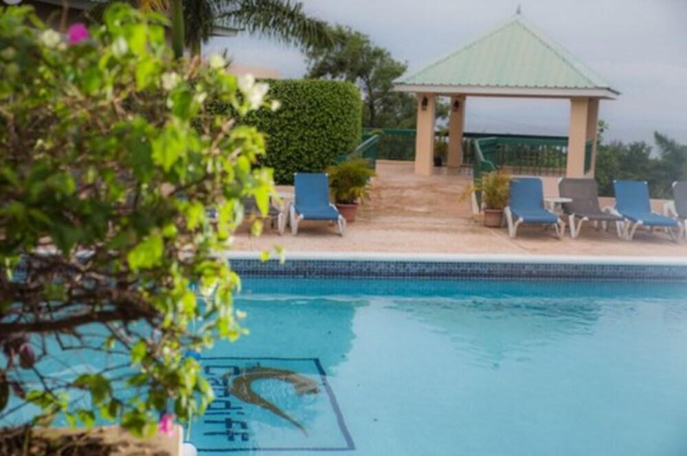 Cardiff Hotel And Spa Runaway Bay Eksteriør billede